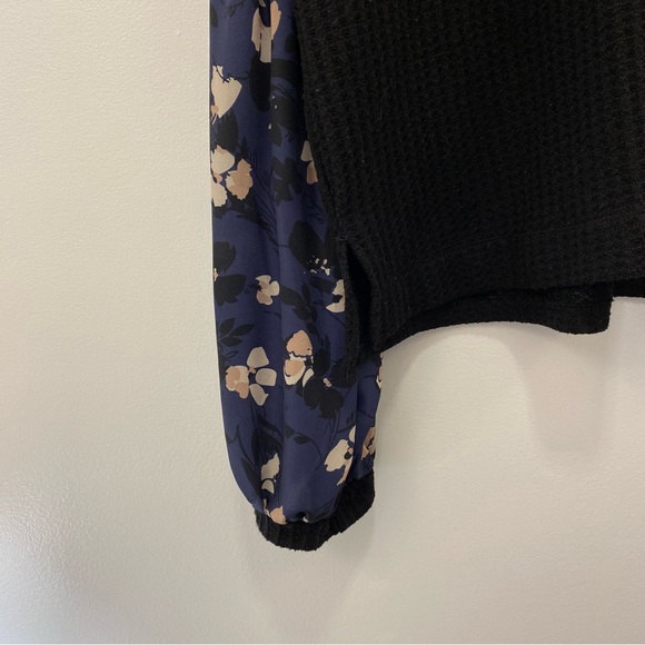 Waffle-knit sweater with floral balloon sleeves and lace detail - Picture 5 of 7